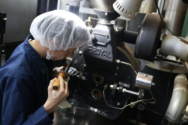 コーヒーの焙煎を確認するところ
