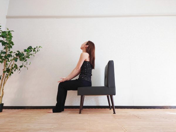 胸をゆるめて不安を和らげる。肩こりにも効く「1分椅子ヨガ」