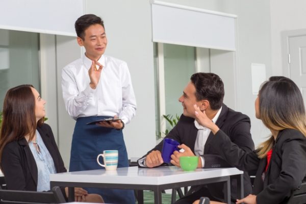 グループで会話する人たち