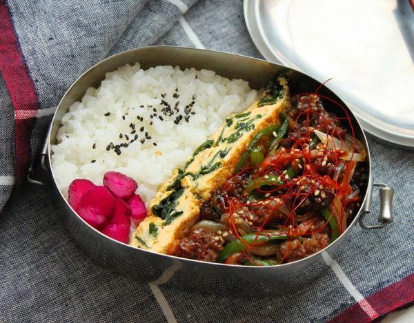 フライパンを洗わず2品!ラクなのに美味「マヨわかめオムレツ」「プルコギ」弁当byかめ代。さん