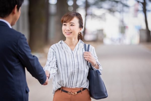「Me, too」はNG!?英語で「Nice to meet you」と言われたときの返し方