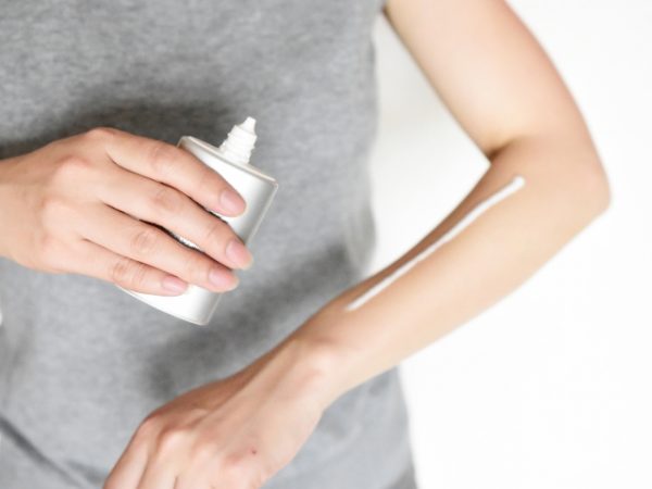日焼け止めクリームを塗る女性
