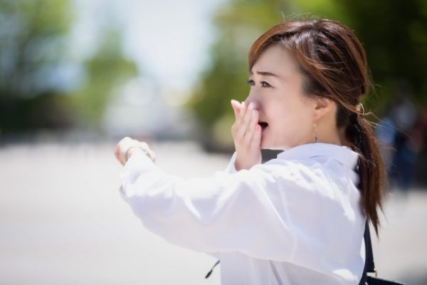 遅刻しそうな女性のイメージ