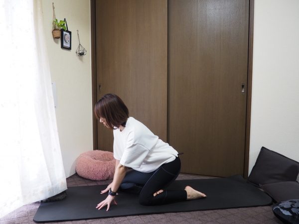 滞ったリンパを流す!美肌力を上げる裏ワザ「ひざ裏」ストレッチ♪