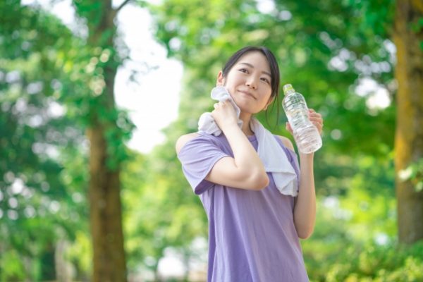 運動をする女性