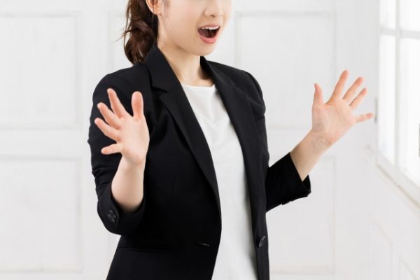 驚く女性