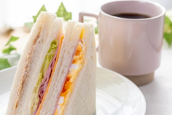 サンドイッチとコーヒー
