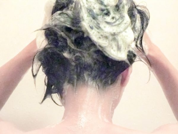 シャンプーする女性