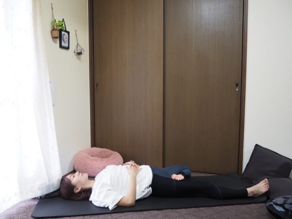 朝から気持ちよくキレイになる！仰向けでひざを開く「股関節ストレッチ」