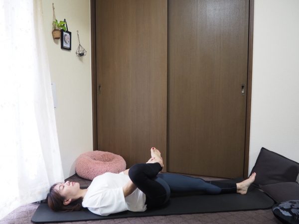 朝から気持ちよくキレイになる!仰向けでひざを開く「股関節ストレッチ」