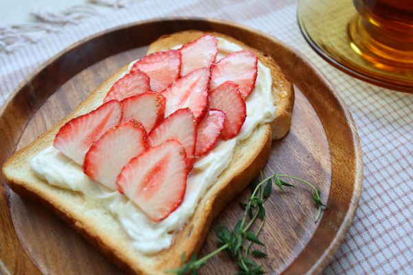 甘酸っぱいスイーツみたい♪簡単「いちごのチーズケーキ風トースト」
