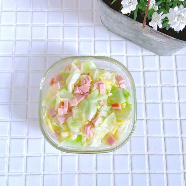 マヨを使わず簡単!甘酸っぱい作り置き「キャベツとハムのマリネ」