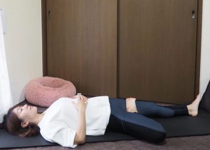 朝から気持ちよくキレイになる！仰向けでひざを開く「股関節ストレッチ」