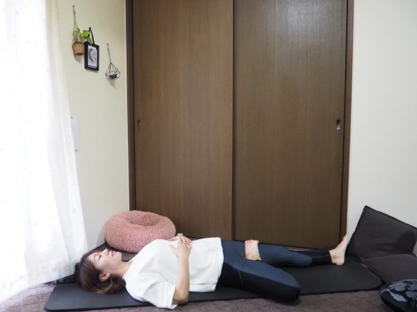 朝から気持ちよくキレイになる！仰向けでひざを開く「股関節ストレッチ」