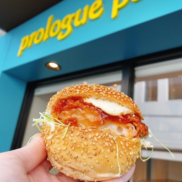 小ぶりで手のひらサイズのエビカツバーガー。バーガー系は何種類か販売されていたのだけれど、なぜか身体がエビを欲しまして(笑)でも、がっつり食べたいワケではないから、このくらいのサイズホント最高!