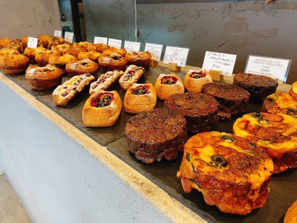 【東京・後楽園】食べ飽きない美味しさのバゲットに出会えるベーカリー「COMME D HAB(コムダブ)」