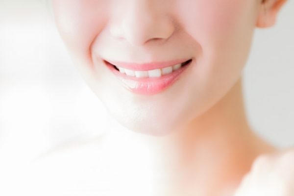 女性の口元