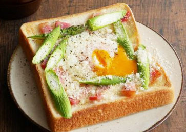 食パンにのせて焼くだけ！簡単「アスパラのカルボナーラ風トースト」
