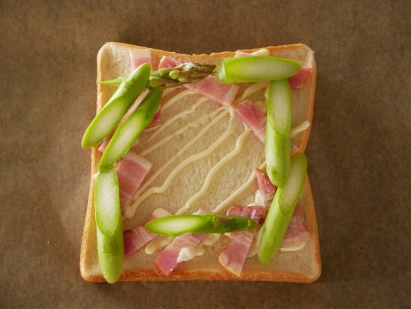 食パンにのせて焼くだけ！簡単「アスパラのカルボナーラ風トースト」