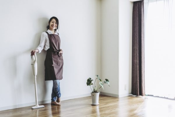 掃除機をかける女性
