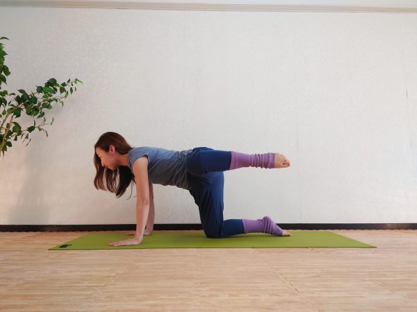 丸みのある美ヒップを作る！ネコのポーズをアレンジした「中臀筋トレーニング」