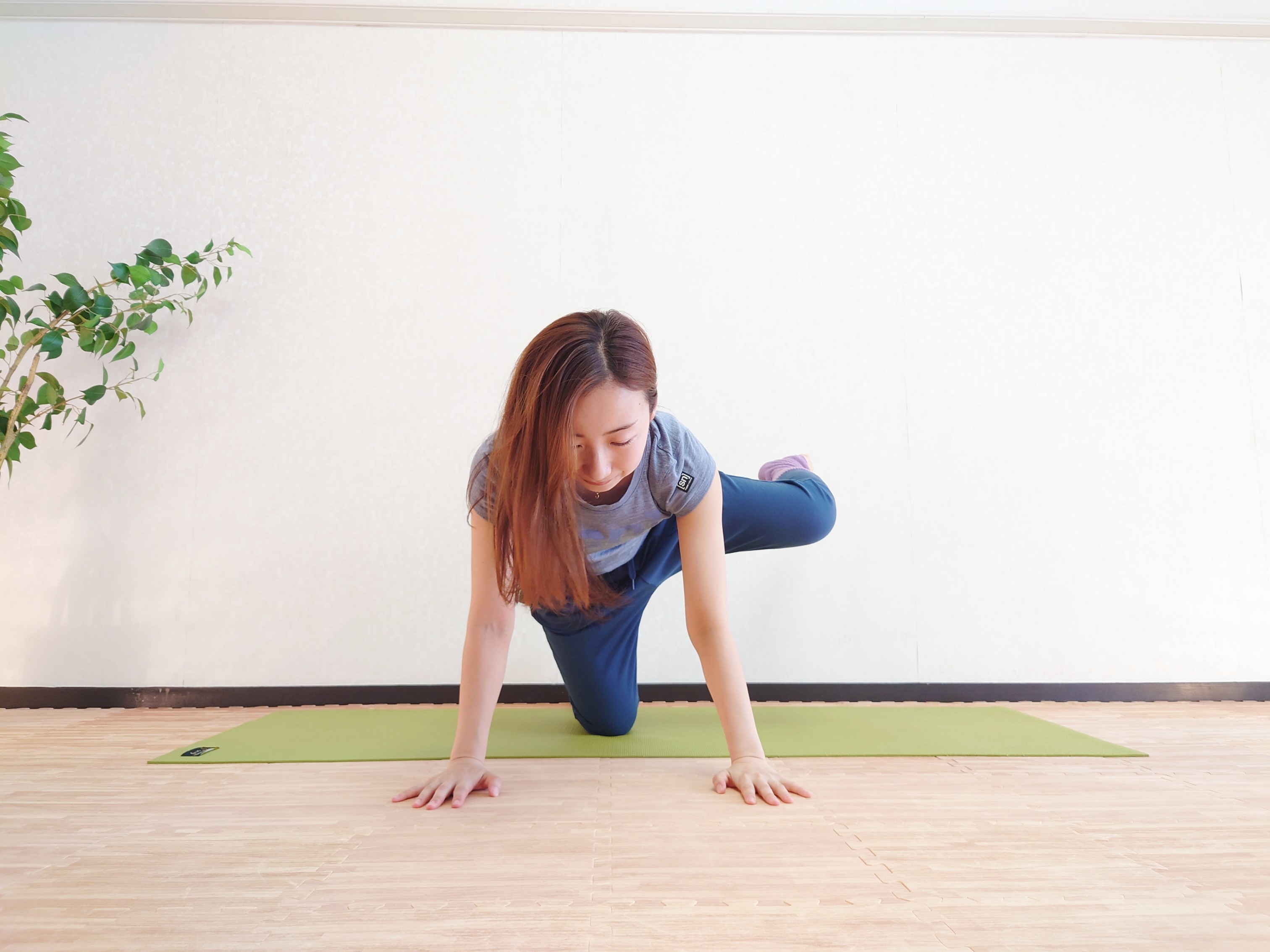 丸みのある美ヒップを作る！ネコのポーズをアレンジした「中臀筋トレーニング」
