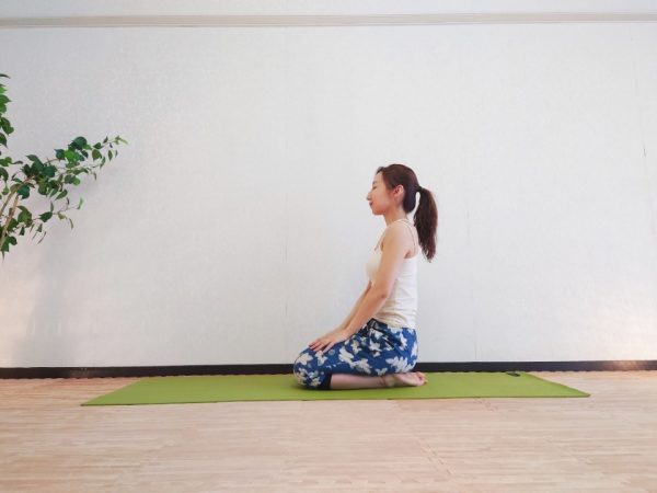 スマホを使い過ぎた日に！眼精疲労に効く「ウサギのポーズ＆ヘッドマッサージ」