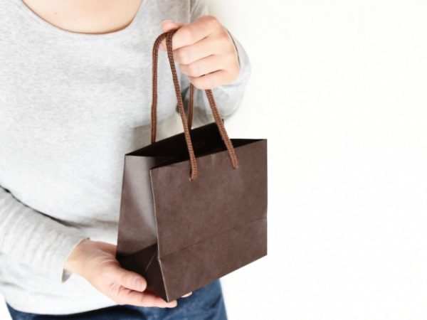 手土産を渡す女性