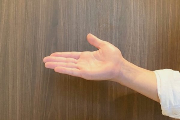 案内する手元