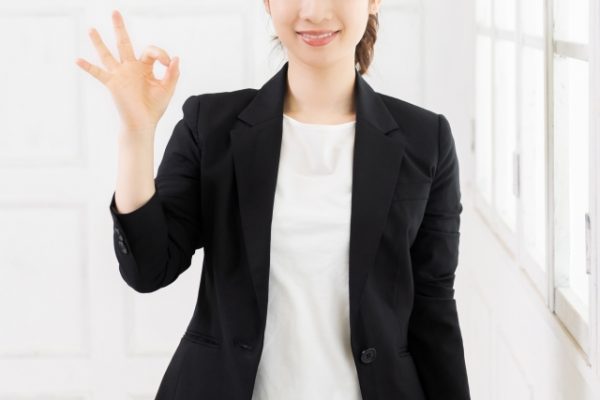 OKサインをする女性