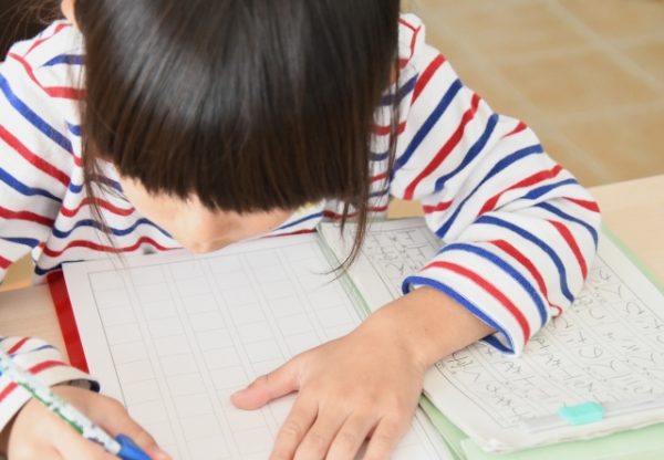 勉強する小学生