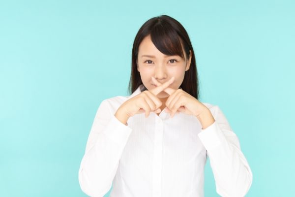 口をおさえる女性