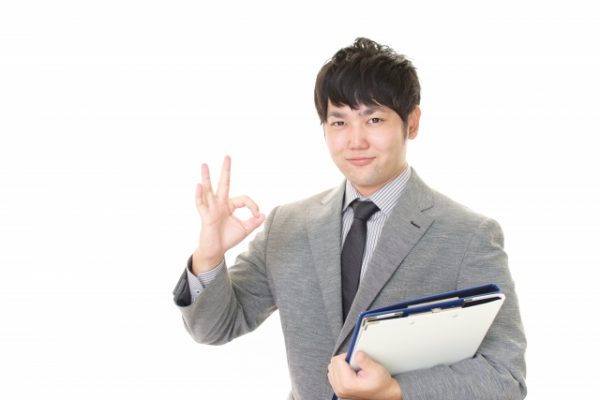 OKポーズをする男性