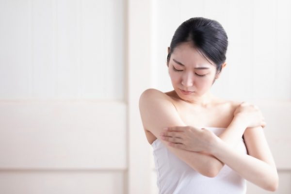 汗を気にする女性