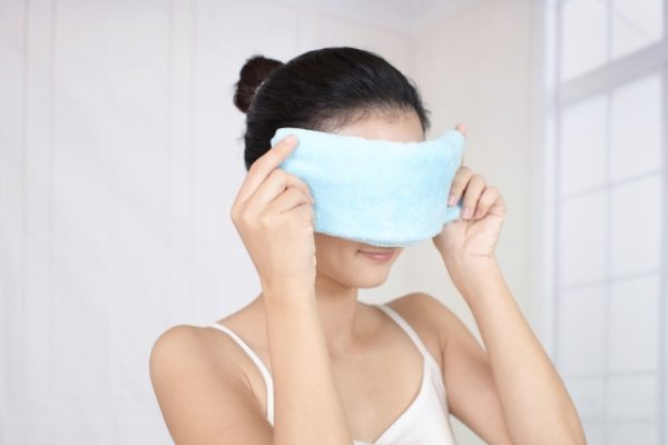 目元を温める女性