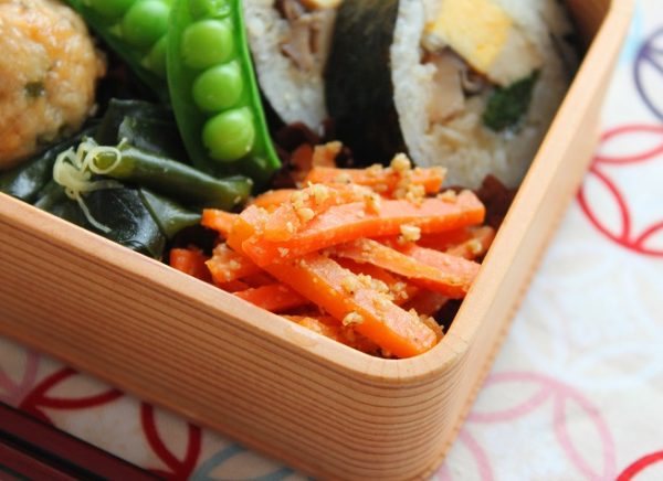 暑い朝はレンジで簡単に♪「にんじんのごま和え」のお弁当