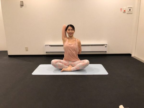 血流・リンパの流れを良くする「牛面のポーズ」