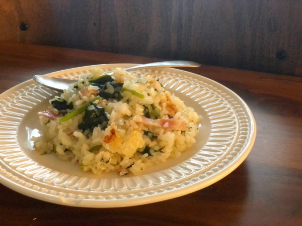 お肌の乾燥対策にも◎炊飯器で簡単「ほうれん草とベーコンのピラフ」