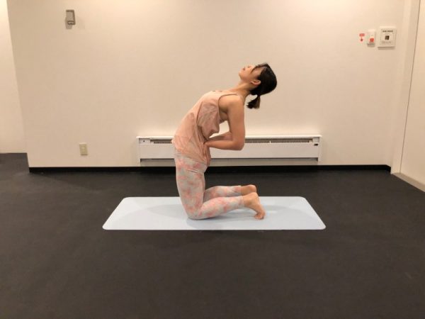 埋もれた鎖骨が浮き上がる!?「ラクダのポーズ」