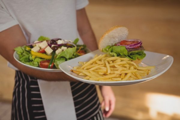 料理をサーブするウェイター