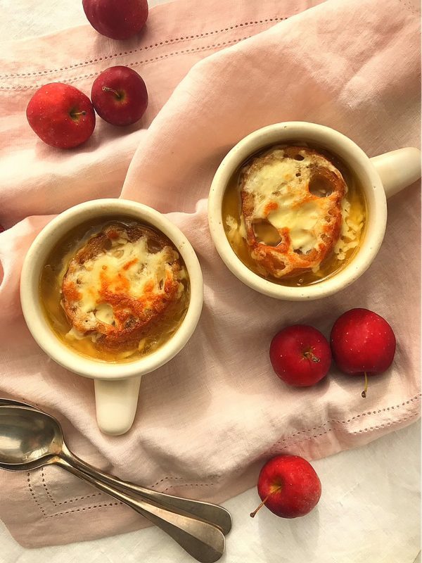 冷凍玉ねぎで時短!寒い朝に食べたい「オニオングラタンスープ」レシピbykaorinkitchenさん