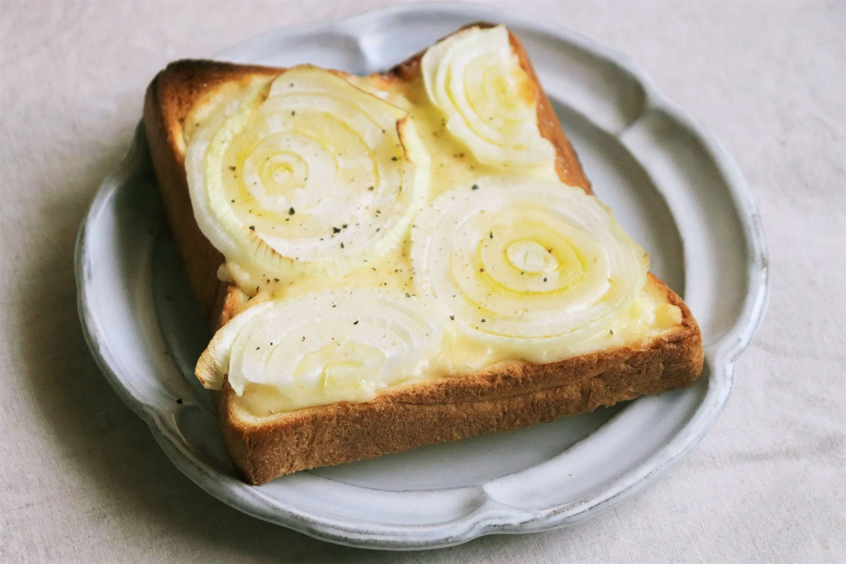 のせて焼くだけでこの甘さ！いつもの食パンで簡単「新玉ねぎトースト」