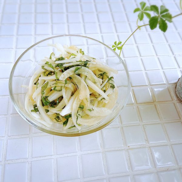 さらす手間不要!簡単「新玉ねぎと大葉のさっぱり和え」の作り置き