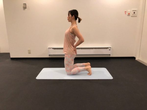 埋もれた鎖骨が浮き上がる!?「ラクダのポーズ」