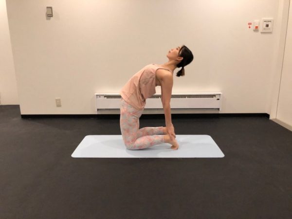 埋もれた鎖骨が浮き上がる!?「ラクダのポーズ」