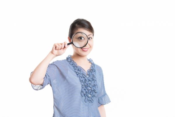 調べようとする女性