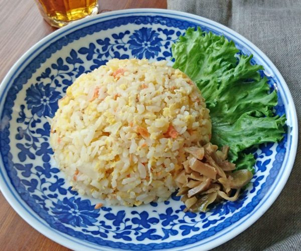 レンジで3分、フライパンいらず!お弁当にも便利な「鮭チャーハン」