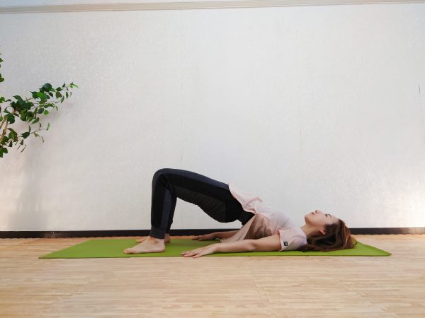 【毎朝1分】寝たままできる!ヒップとお腹に効く「橋のポーズ+腹筋」アレンジトレーニング