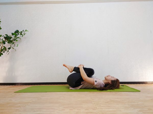 【毎朝1分】寝たままできる!ヒップとお腹に効く「橋のポーズ+腹筋」アレンジトレーニング