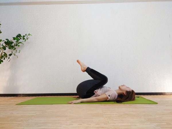 【毎朝1分】寝たままできる!ヒップとお腹に効く「橋のポーズ+腹筋」アレンジトレーニング